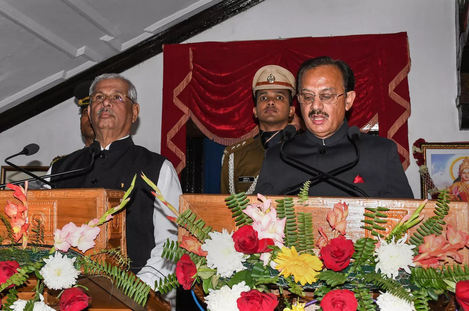  Shimla: Himachal Pradesh Governor Rajendra Vishwanath Arlekar administers the oath of office to state cabinet minister Harshwardhan Chauhan, at Raj Bhawan in Shimla. (PTI Photo)(